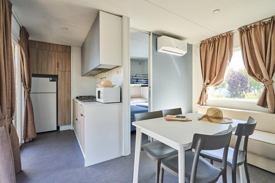 Cucina e sala da pranzo luminose in una casa mobile moderna.