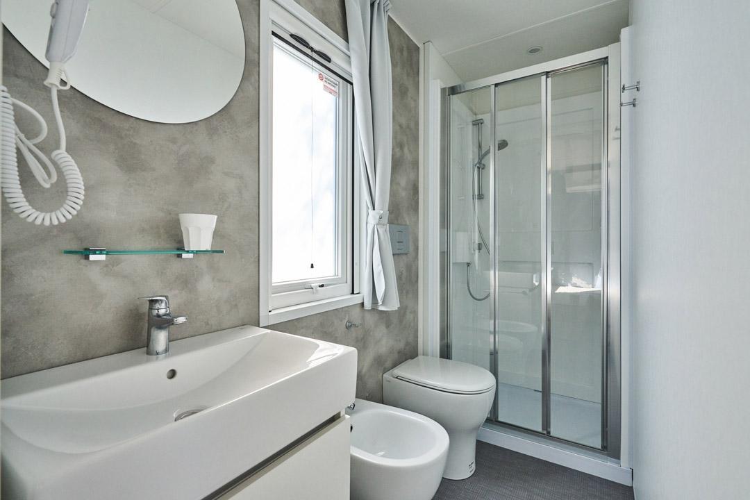 Moderne badkamer met douche, wastafel, toilet en bidet.